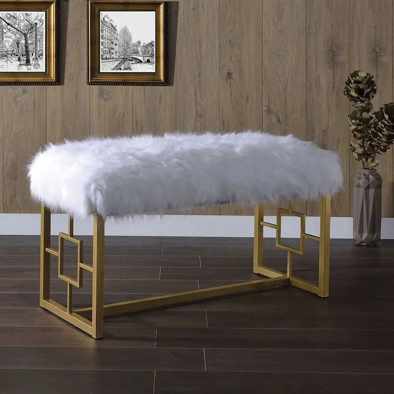 Banc rembourré en fausse fourrure de style moderne avec panneaux latéraux géométriques, blanc et doré - 21 H x 17,5 L x 37,5 P pouces